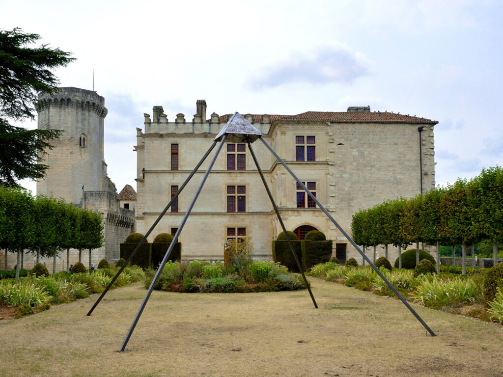 2025_08_20-Pyramide-H444-Bourdeilles-2-H-Insta-Jules-Andrieu-sculptor-web